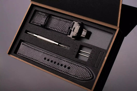 Kožený řemínek AP Iguana Prestigio z leguáni kůže - černý - Ručně šitý