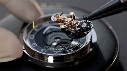 Historie boje mechanických hodinek s magnetismem