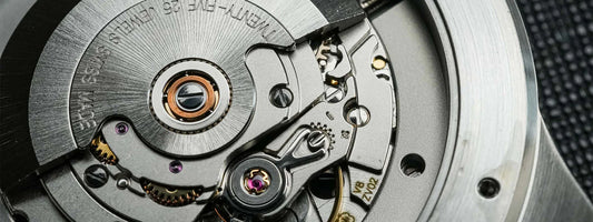 Rozdíl mezi ETA, in-house a manufakturními strojky: co skutečně znamenají a proč na nich záleží