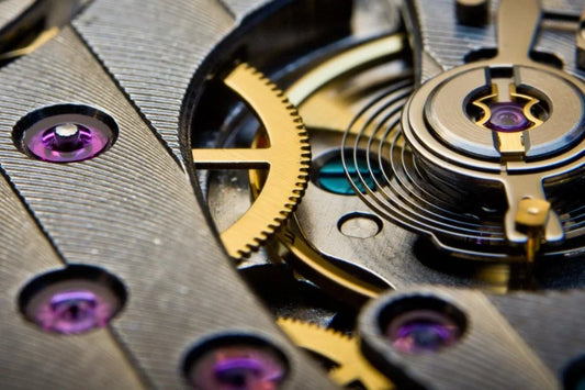 Proč se v mechanických hodinkách používají rubínové kameny