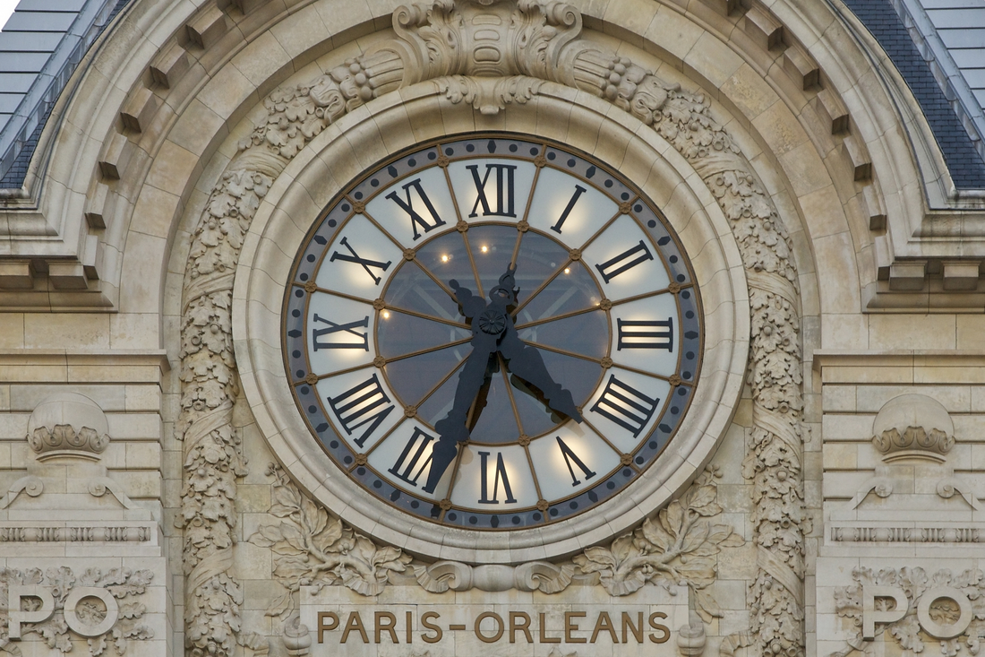 Proč se na cifernících s římskými číslicemi používá IIII místo IV?