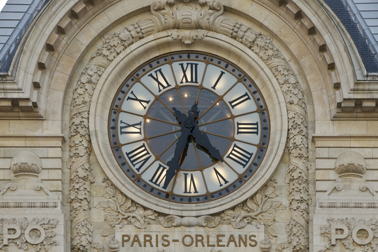 Proč se na cifernících s římskými číslicemi používá IIII místo IV?