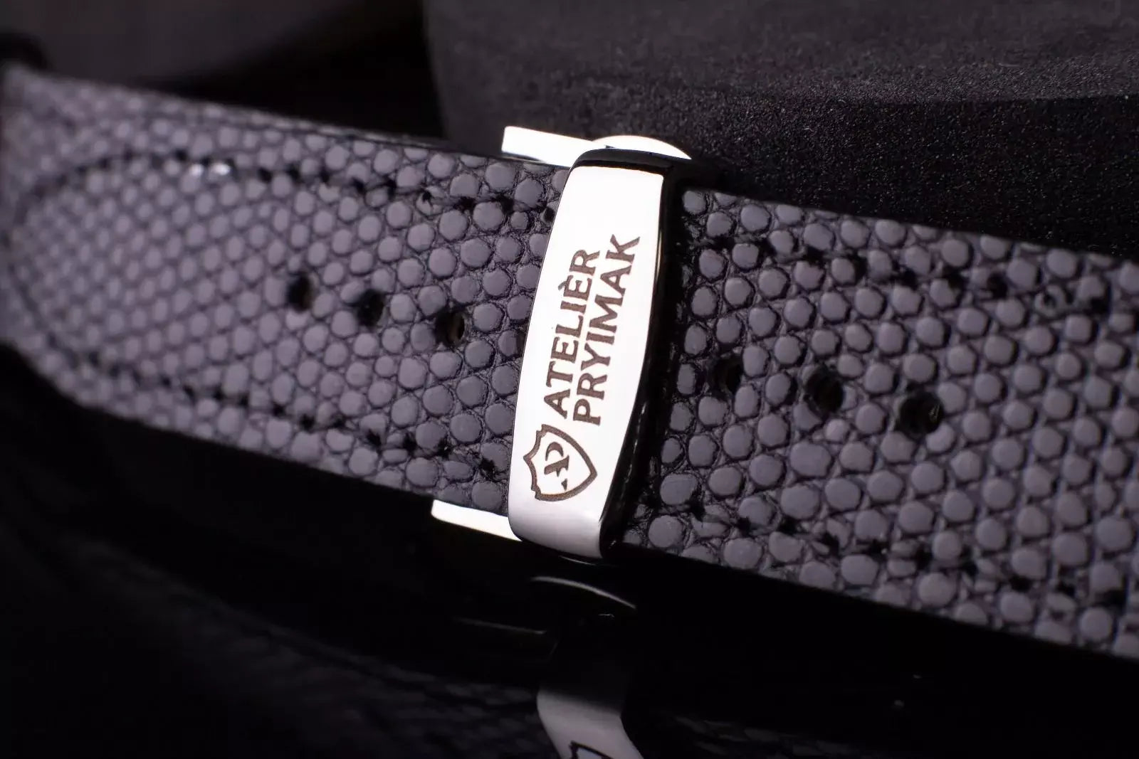 Kožený řemínek AP Iguana Prestigio z leguáni kůže - černý - Ručně šitý