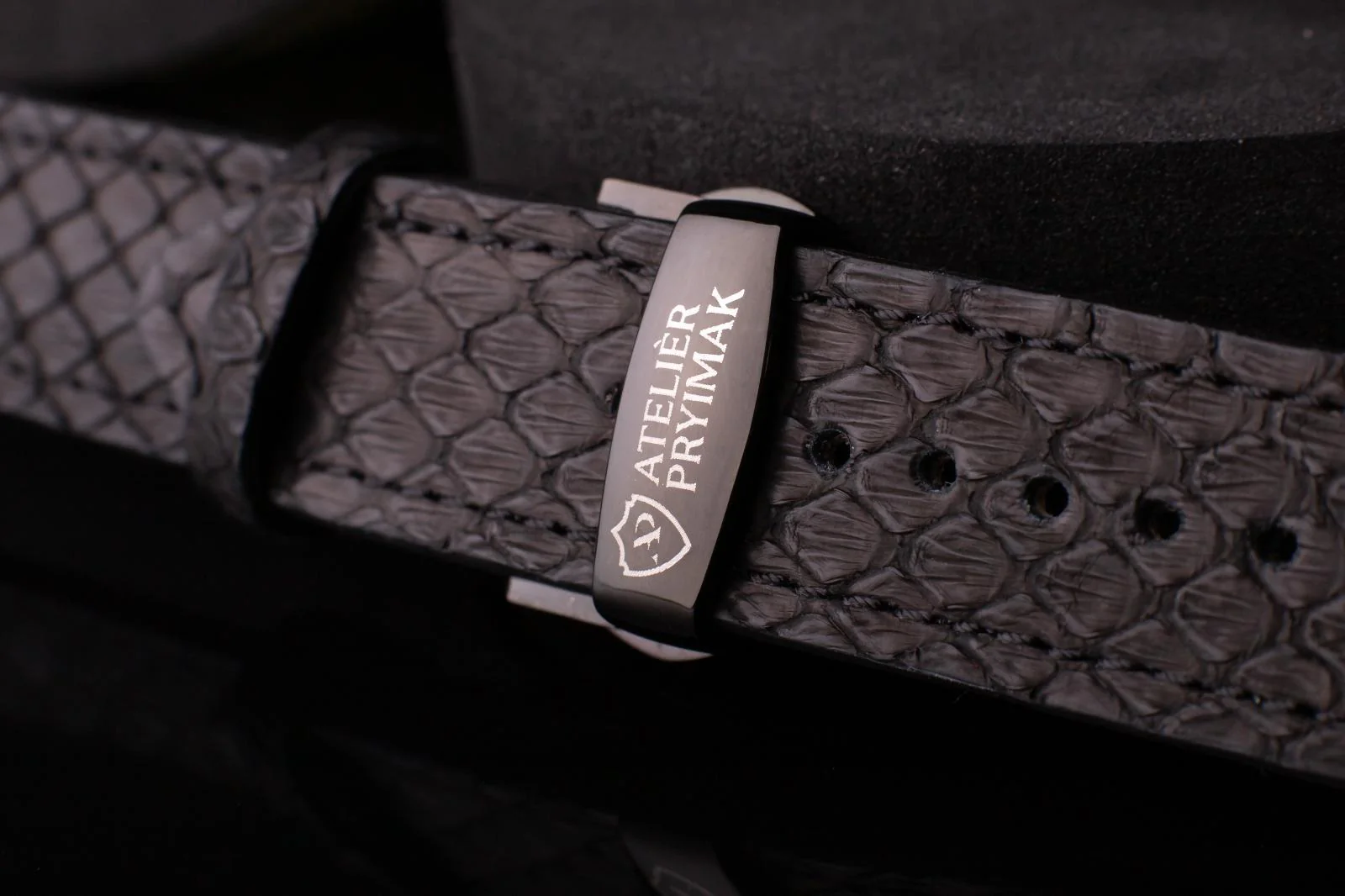 Kožený řemínek AP Prestige z krajtí kůže - černý - Ručně šitý