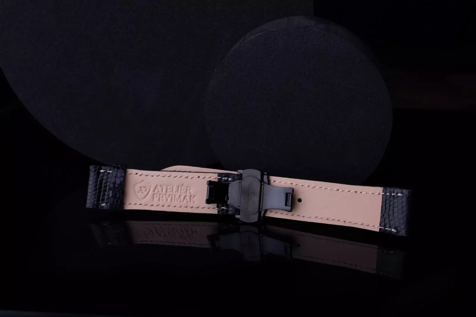 Kožený řemínek AP Iguana Prestigio z leguáni kůže - černý - Ručně šitý