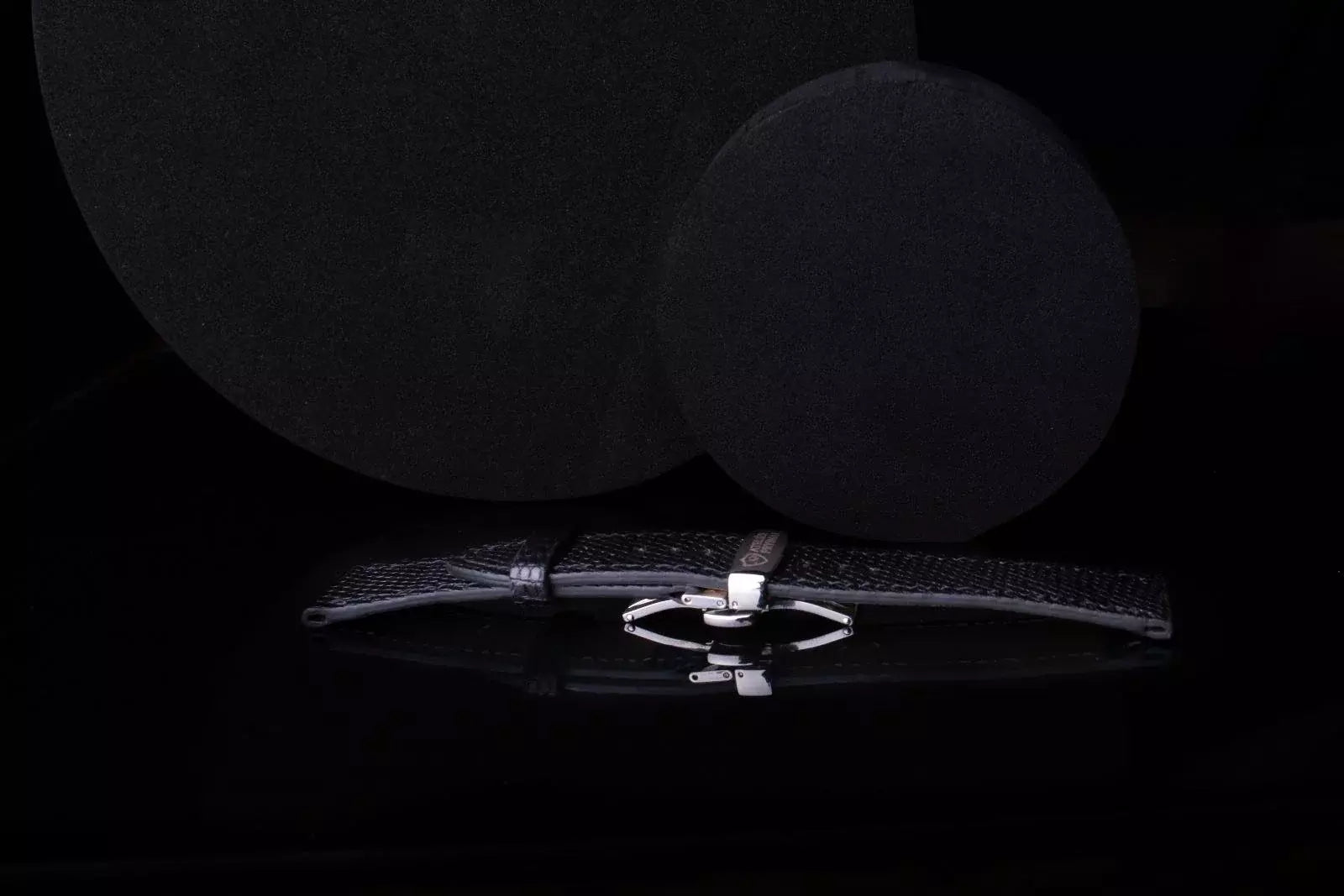 Kožený řemínek AP Iguana Prestigio z leguáni kůže - černý - Ručně šitý