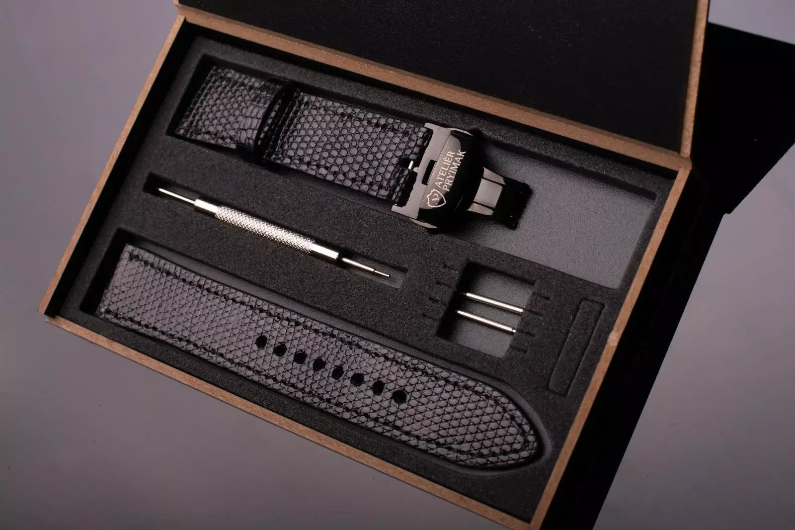 Kožený řemínek AP Iguana Prestigio z leguáni kůže - černý - Ručně šitý